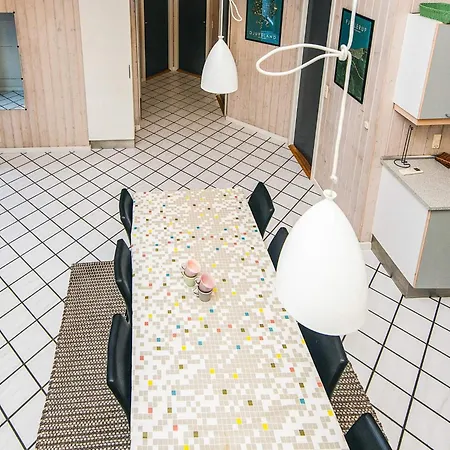 10 Person In Glesborg-by Traum