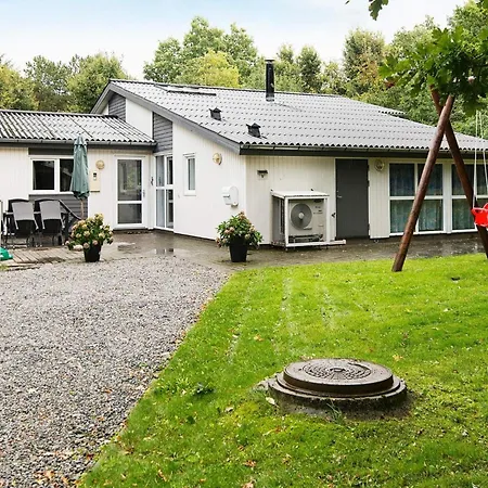 10 Person In Glesborg-by Traum *