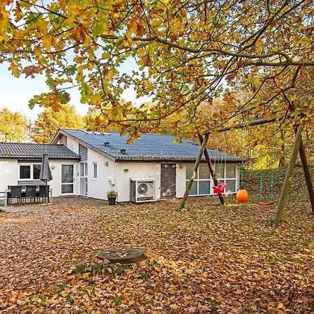 10 Person In Glesborg-by Traum